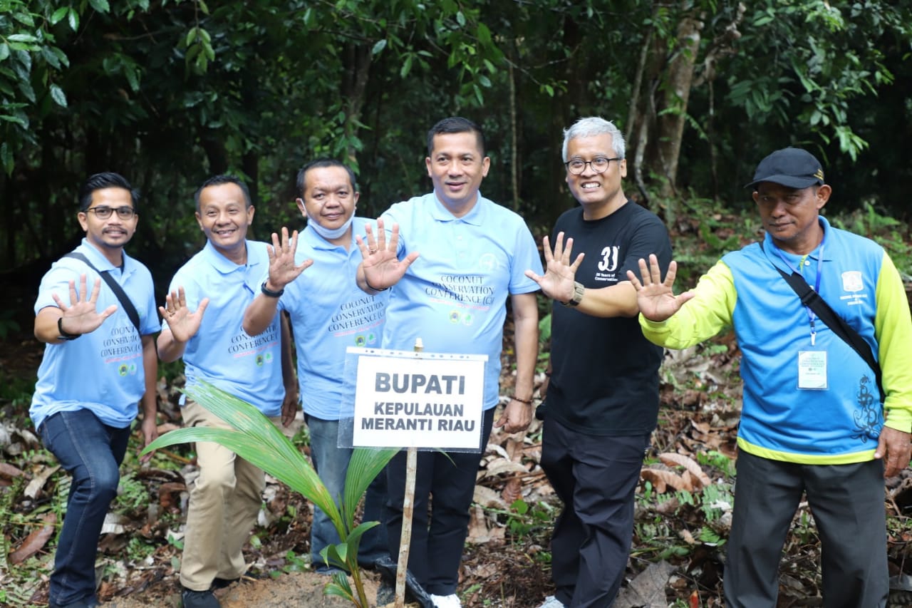 Bupati Adil Tanam Kelapa Srigading Meranti di IKN Nusantara
