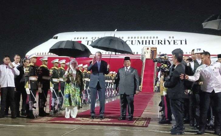 Meski Diguyur Hujan, Prabowo Sambut Langsung Kedatangan Erdogan