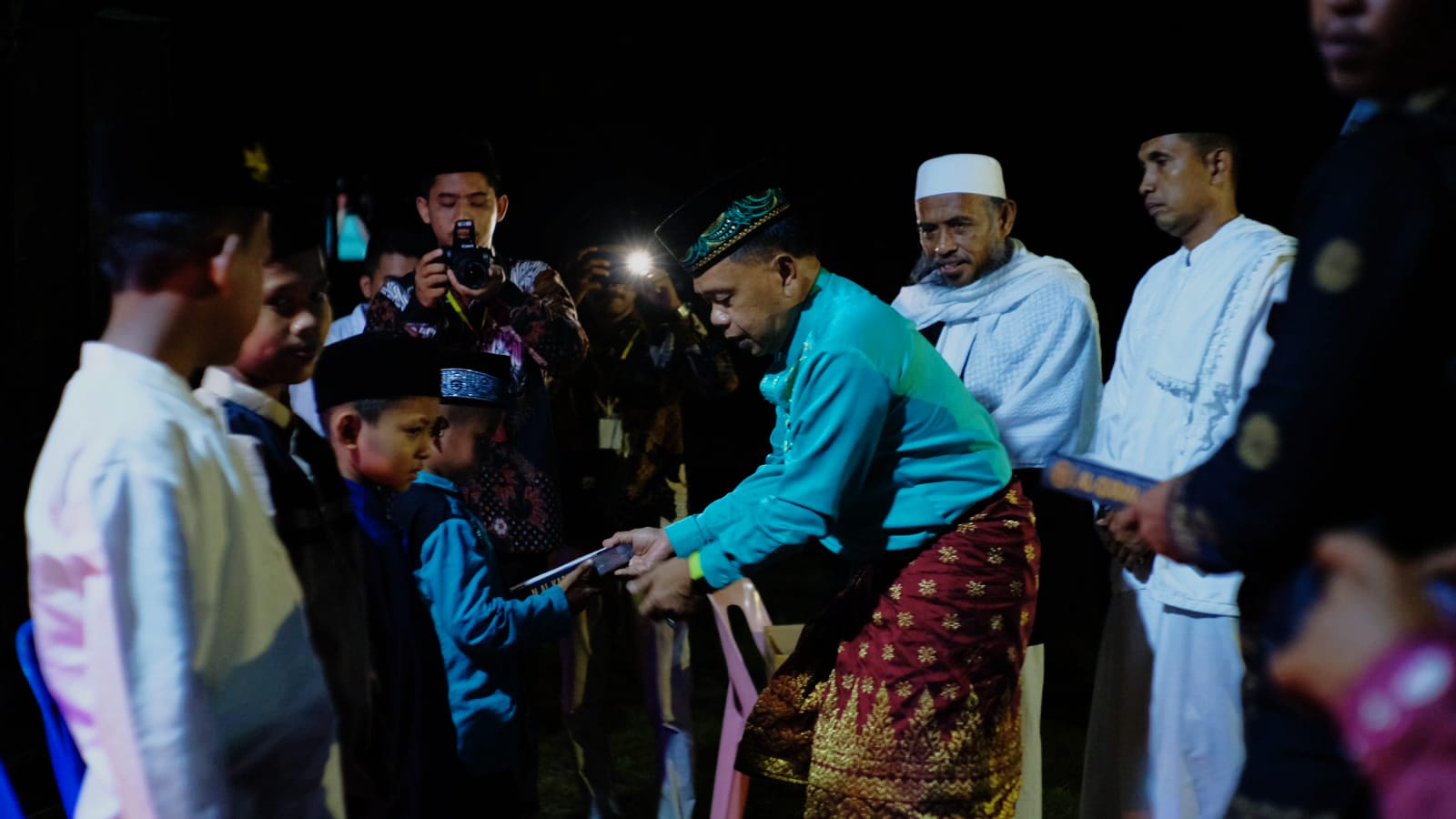 Wabup H.Asmar Hadiri Halal Bi Halal dan santunan anak yatim di Desa mengkirau