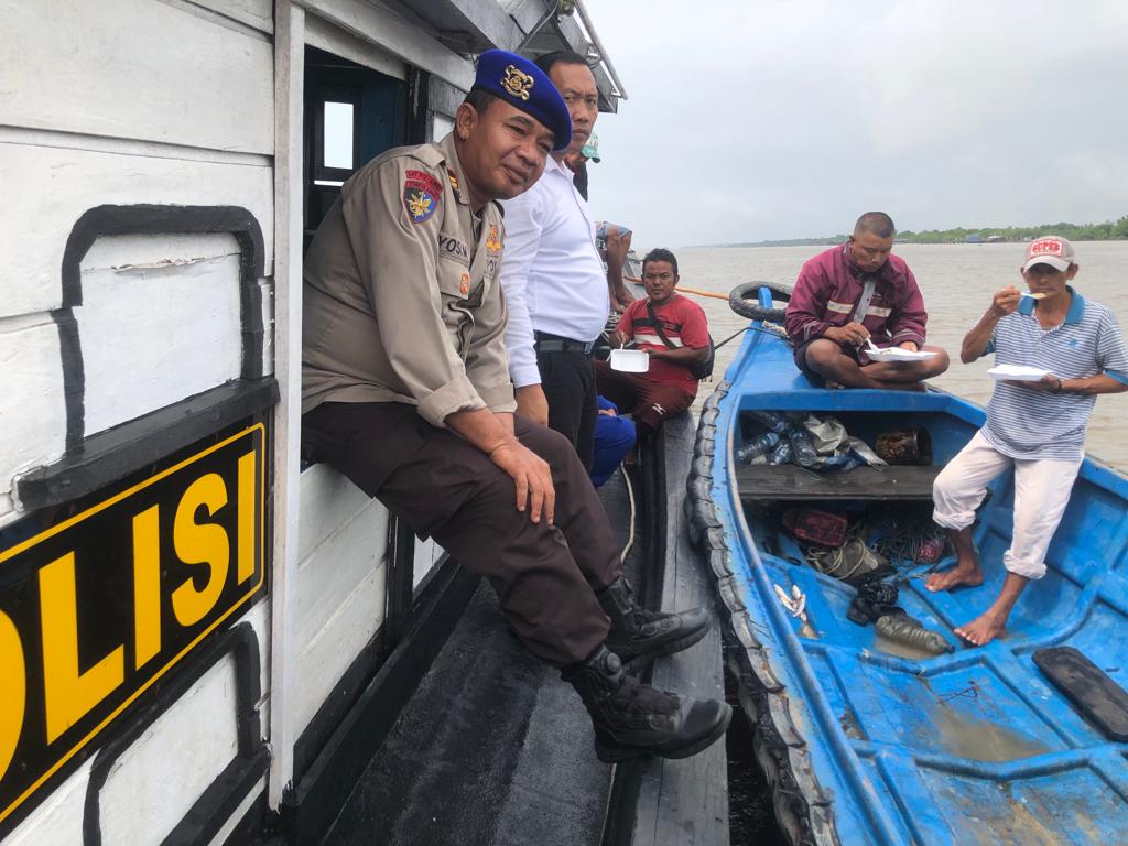 Personel Satpolairud Meranti Peduli, Mulai dari Bantu Tarik Perahu hingga Ajak Sarapan.