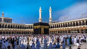 Apa Hukumnya Menyentuh Ka'bah Saat Tawaf Belum Selesai?