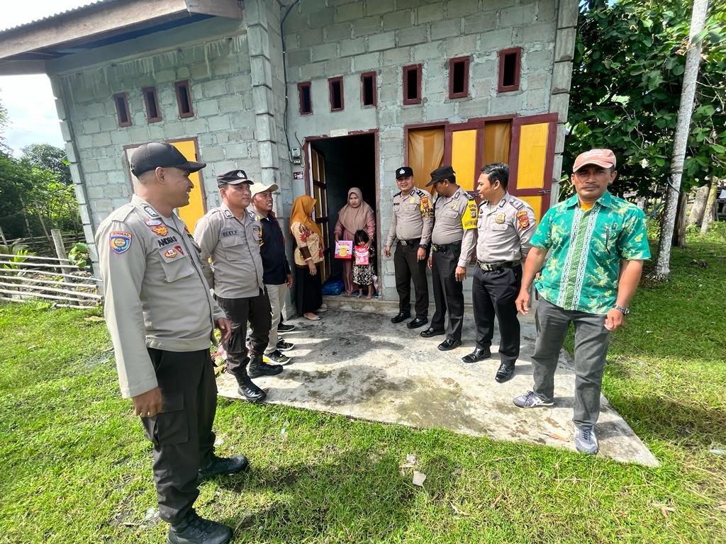 Sobat Kamis Barokah, Dua Balita Ini dapat Bantuan dari Polsek Merbau