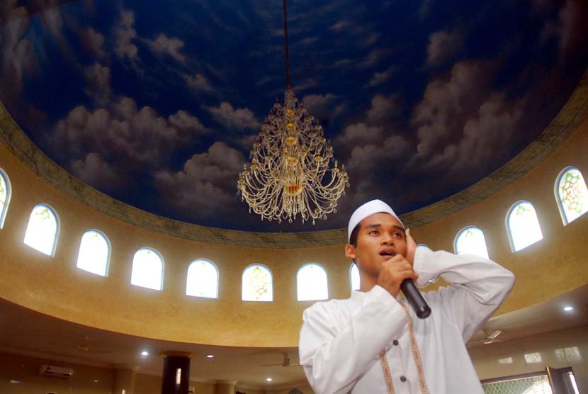 Bagi Muazin, Buka Puasa atau Azan Maghrib Dahulu?