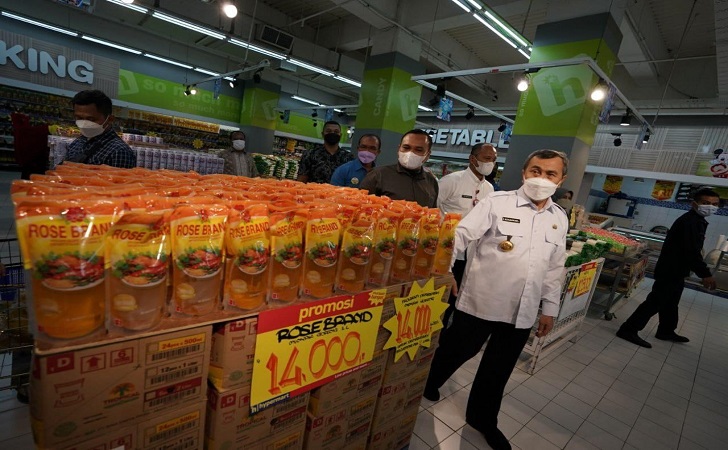 Gubri Syamsur Sidak Harga Minyak Goreng ke Sejumlah Swalayan dan Minimarket