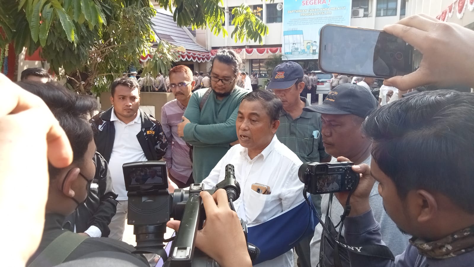 Bagi orang Mendol SAS adalah Pahlawan, fotonya dipajang di berbagai sudut Pulau Penyalai