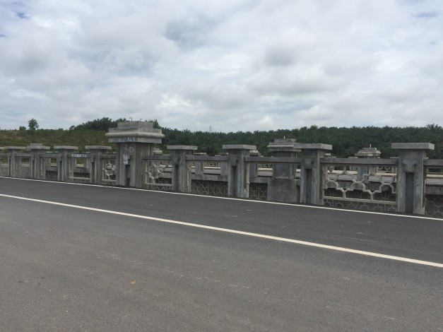 Jembatan Menuju Komplek Perkantoran Baru Walikota Dicoret dan Dirusak