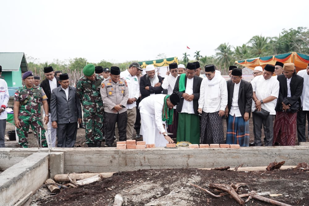 Bupati HM Adil Letakan Batu Pertama Pembagunan  Masjid Pesantren Baburrohhma di Meranti
