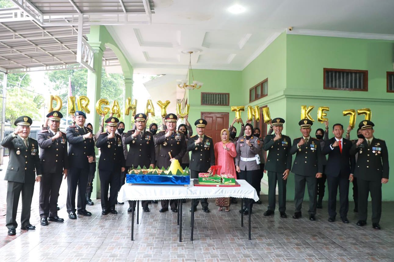 Kapolda Riau Irjen Moh Iqbal Bersama Pejabatnya Datangi Kediaman Danrem 031/WB, Ada Apa ?