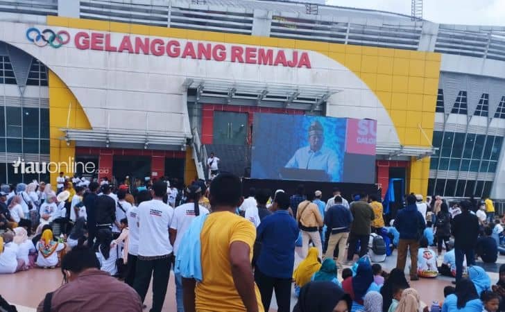 Masyarakat Lesehan di Halaman GOR Pekanbaru Saksikan Pidato Prabowo Subianto