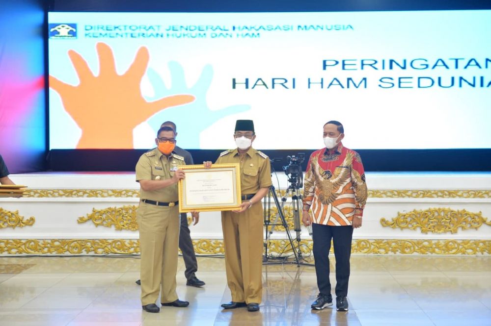 Wagubri Beri Penghargaan Pada 5 Kabupaten Kota Peduli HAM di Riau