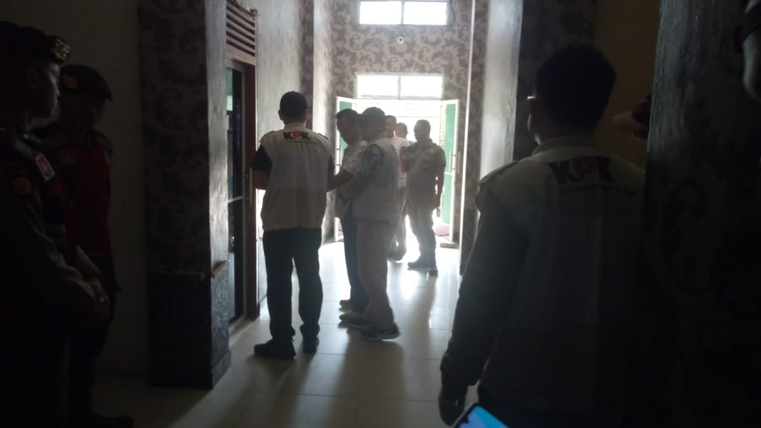 KPK Berkantor di Meranti Geledah Ruangan Bupati dan Rumah Dinas Kepala BPKAD.
