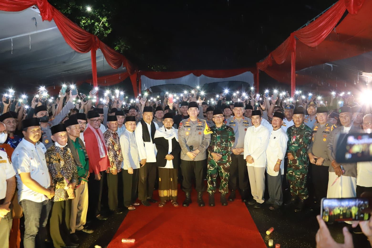 Dibawah Guyuran Hujan, Polda Riau Inisiasi Doa Bersama Elemen Masyarakat Untuk Korban Kanjuruhan