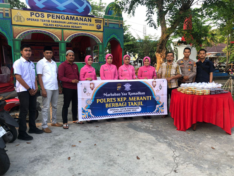 Satuan Intelkam Polres Meranti dan Bhayangkari Berbagi Takjil kepada Pengendara