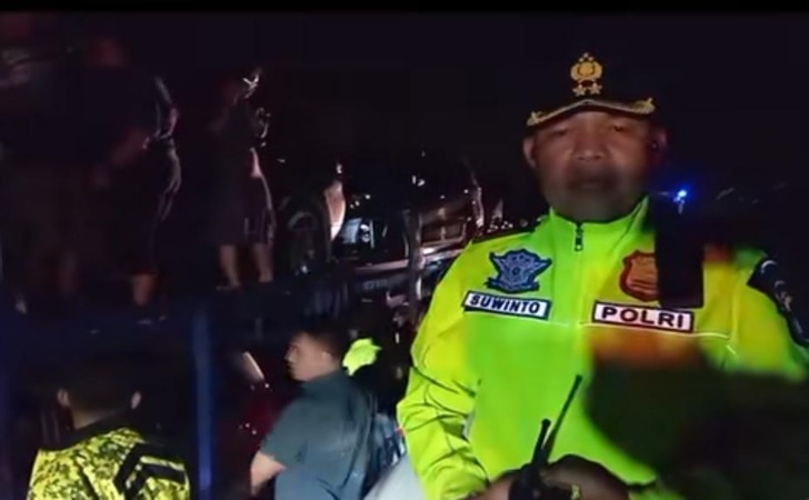 Banyak Kendaraan Mogok Terjebak Banjir, Kapolres Pelalawan Patroli hingga Dini Hari