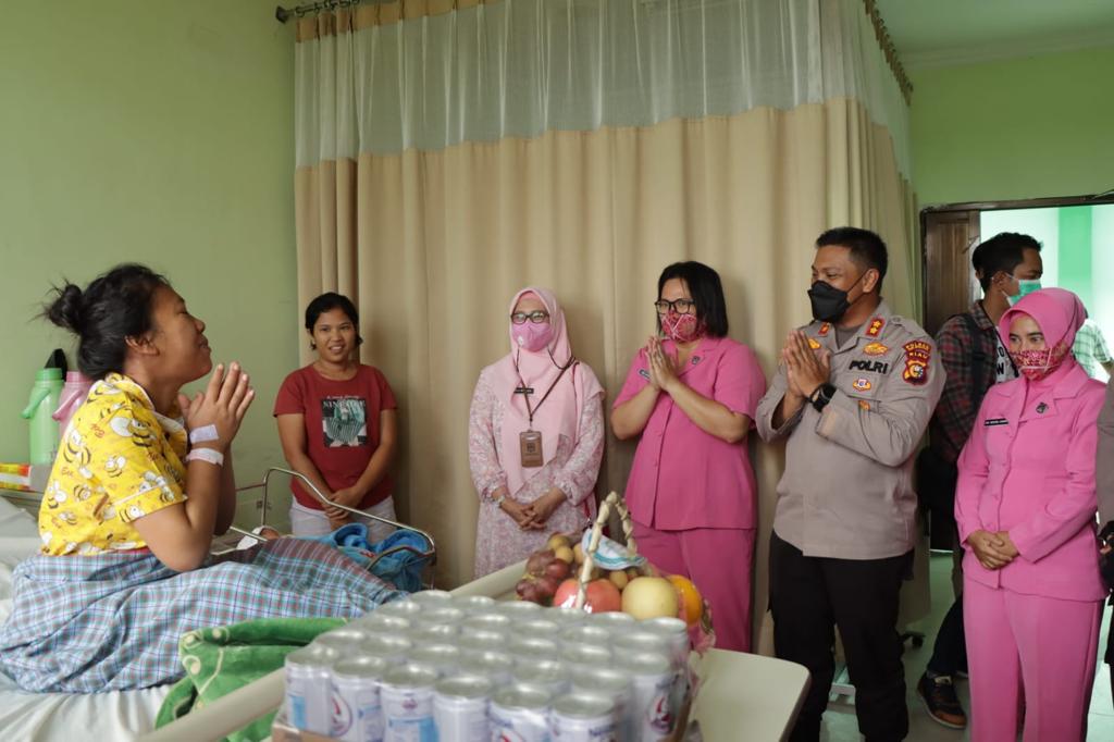 Dikunjungi Kapolres Meranti, Guru  Terkonfirmasi Positif Covid-19 dan Pasca Operasi Cesar Terharu