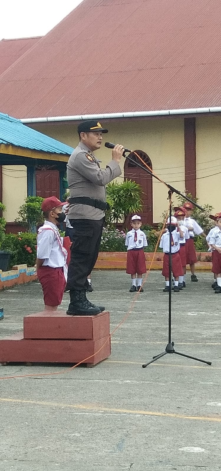 Tingakatkan Kesadaran Siswa Wakapolsek Tampil Upacara di SD SMP Yossudarso.