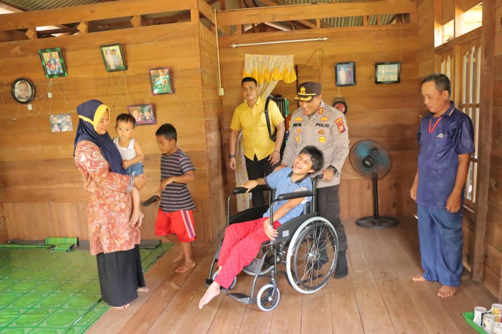 Kunjungi Penyandang Disabilitas di Kecamatan Rangsang, Kapolres Meranti Berikan Bantuan Kursi Roda b