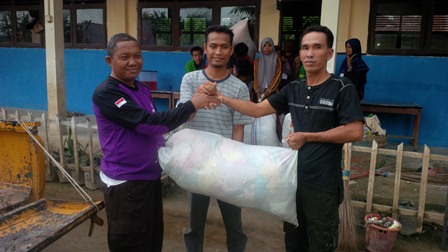 Gerakan Pramuka Riau Peduli Bencana Renovasi Sarana Ibadah di  Siak Hulu Kampar