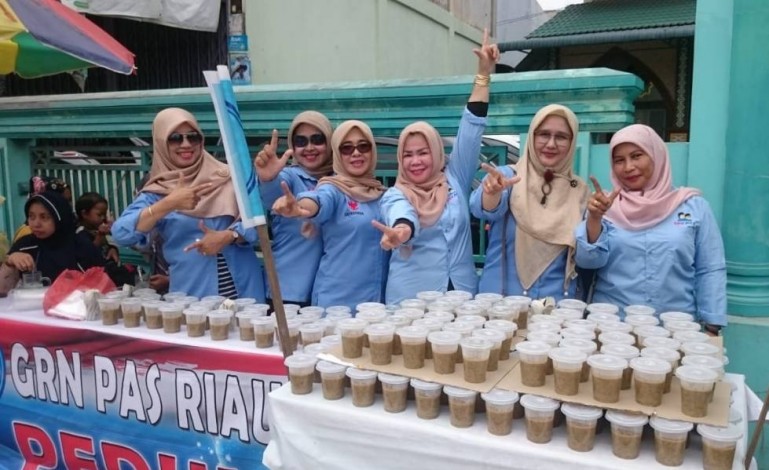 Mak-mak Militan Pendukung Prabowo-Sandi di Riau Bagi-bagi Bubur Kacang Hijau