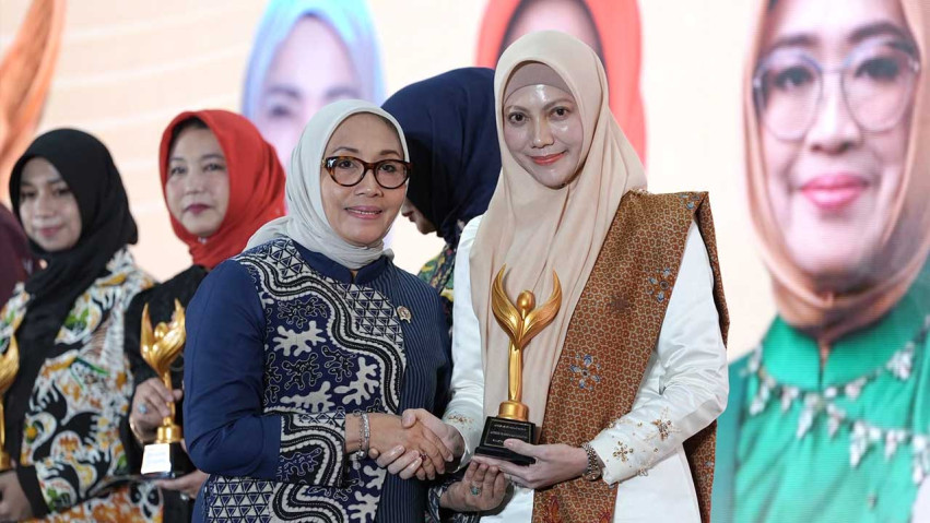 Ketua TP PKK Kota Pekanbaru Raih Penghargaan Nasional Pendidikan dan Literasi