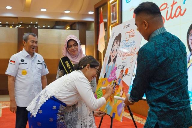 Bunda Literasi Provinsi Riau Luncurkan Buku Karya Pertamanya