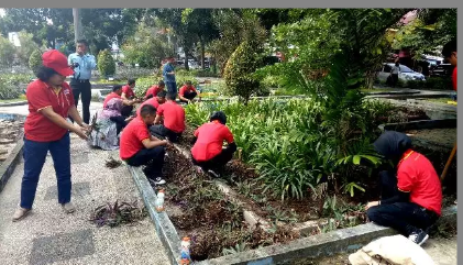 Alfamart Ganti Tanaman Rusak dengan 1000 Bibit Bunga di Taman Kota Pekanbaru