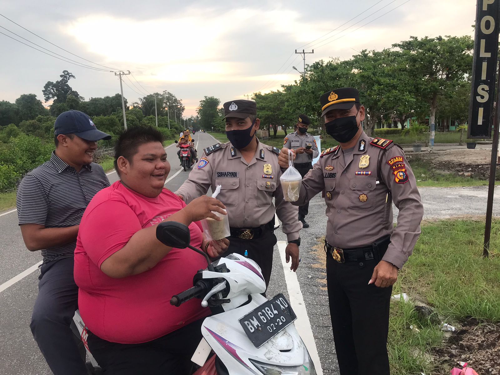 Kapolsek Tebingtinggi Barat dan Personil  Berbagi Puluhan Bungkus Takjil