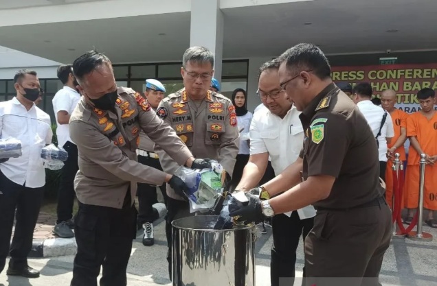 Polda Riau Musnahkan 23,6 kg Sabu dari Enam Tersangka di Pekanbaru