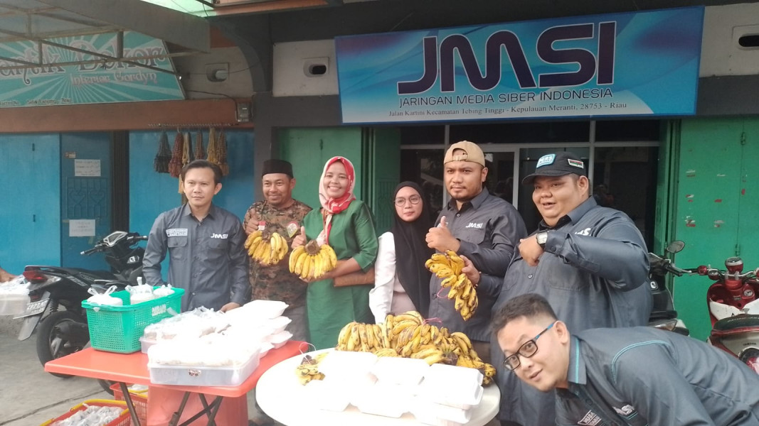 Berbagi Takjil Pada pengendara, JMSI Meranti sekaligus Dukung Kinerja KPK