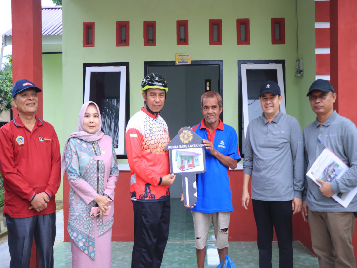 Bupati Kampar Ahmad Yuzar Serahkan Lansung Kunci Rumah Layak Huni Kepada Masyarakat Miskin di Kec. Bangkinang Kota dan Kec. Bangkinang