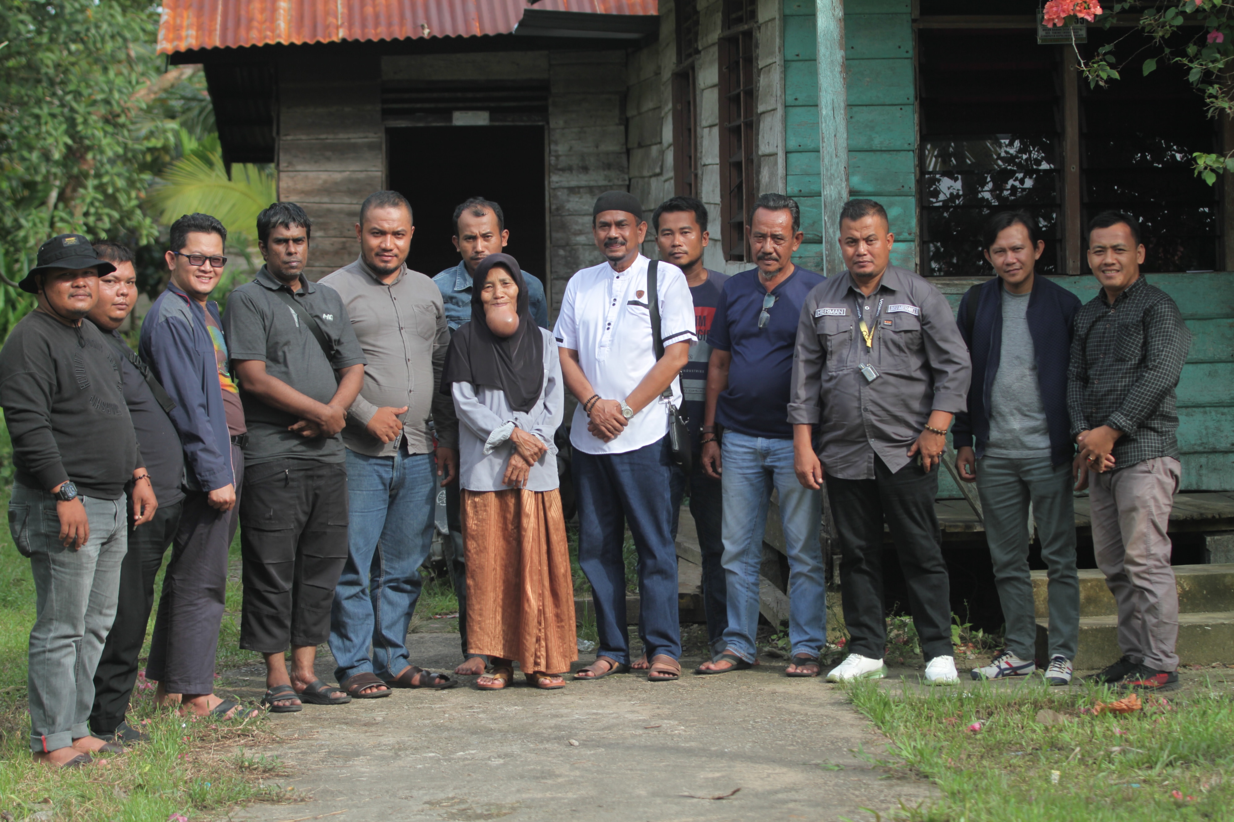 Keluarga Besar JMSI Meranti Sembangi Misriah sekeluarga Menderita Tumor Dusun Bandul Desa Mekong.