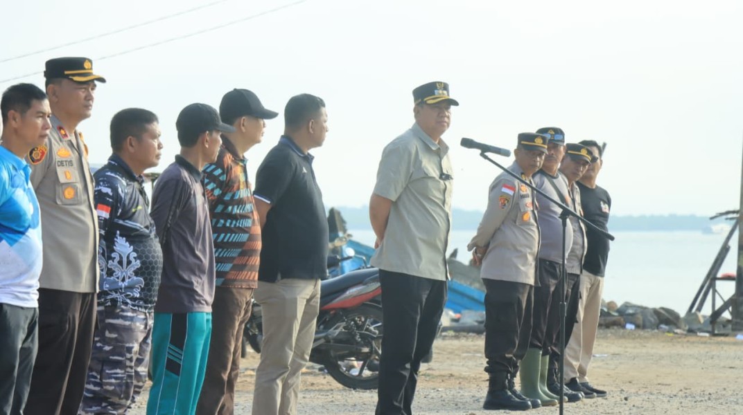 Pemda Kepulauan Meranti Dan Polres Laksanakan Kurve Bersama Gerakan Asri Bersih di Pantai Dorak, Selat Panjang