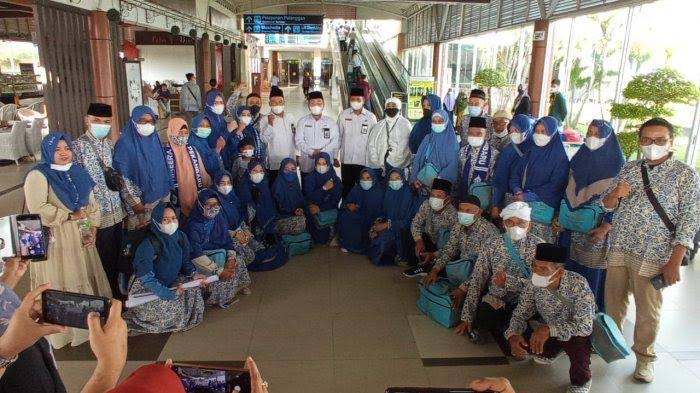 25 Jemaah Umrah Riau Perdana Diberangkatkan ke Tanah Suci