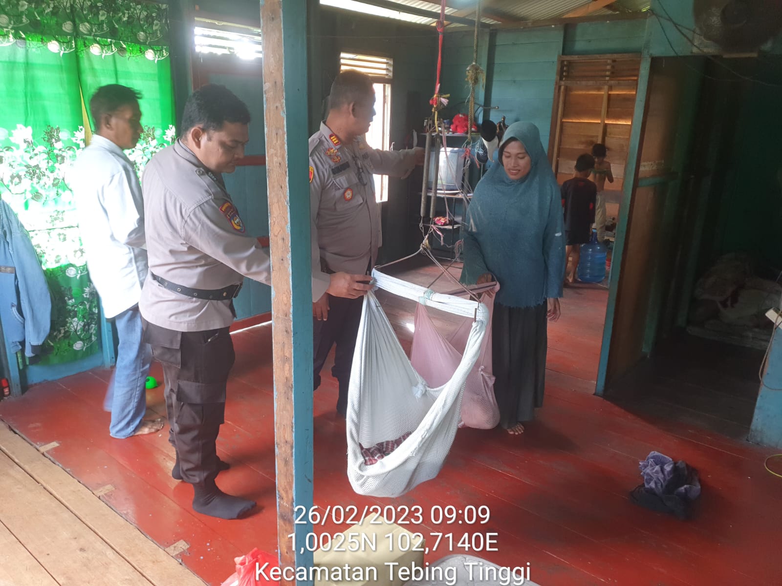 Giat Sobat, Kapolsek Tebingtinggi Sambangi dan Bantu Balita Kembar di Selatpanjang Timur Ini