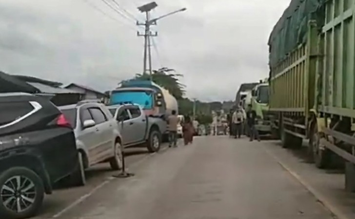 Macet Panjang Terjadi Hingga 15 Kilometer di Jalintim KM 83