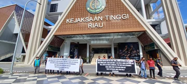 Geruduk Kejati Riau, Masyarakat Rohul Minta Anggota Dewan Sari Antoni di Proses