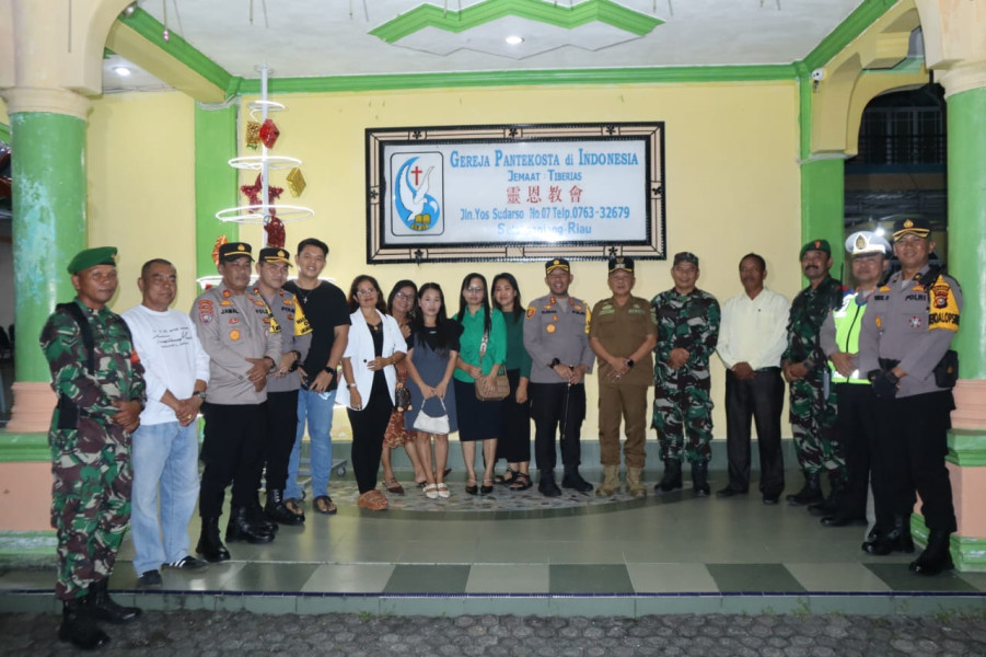 Pastikan Perayaan Malam Natal Kondusif, Kapolres bersama Bupati Kepulauan Meranti Lakukan Pengecekan Gereja dan Tinjau Pos Nataru