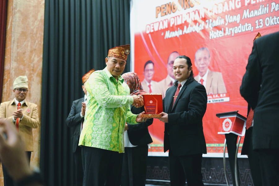 Advokat Ikhsan SH CLA Terima Award Kategori Advokat Muda Berbakat Dalam IKADIN AWARD 2023