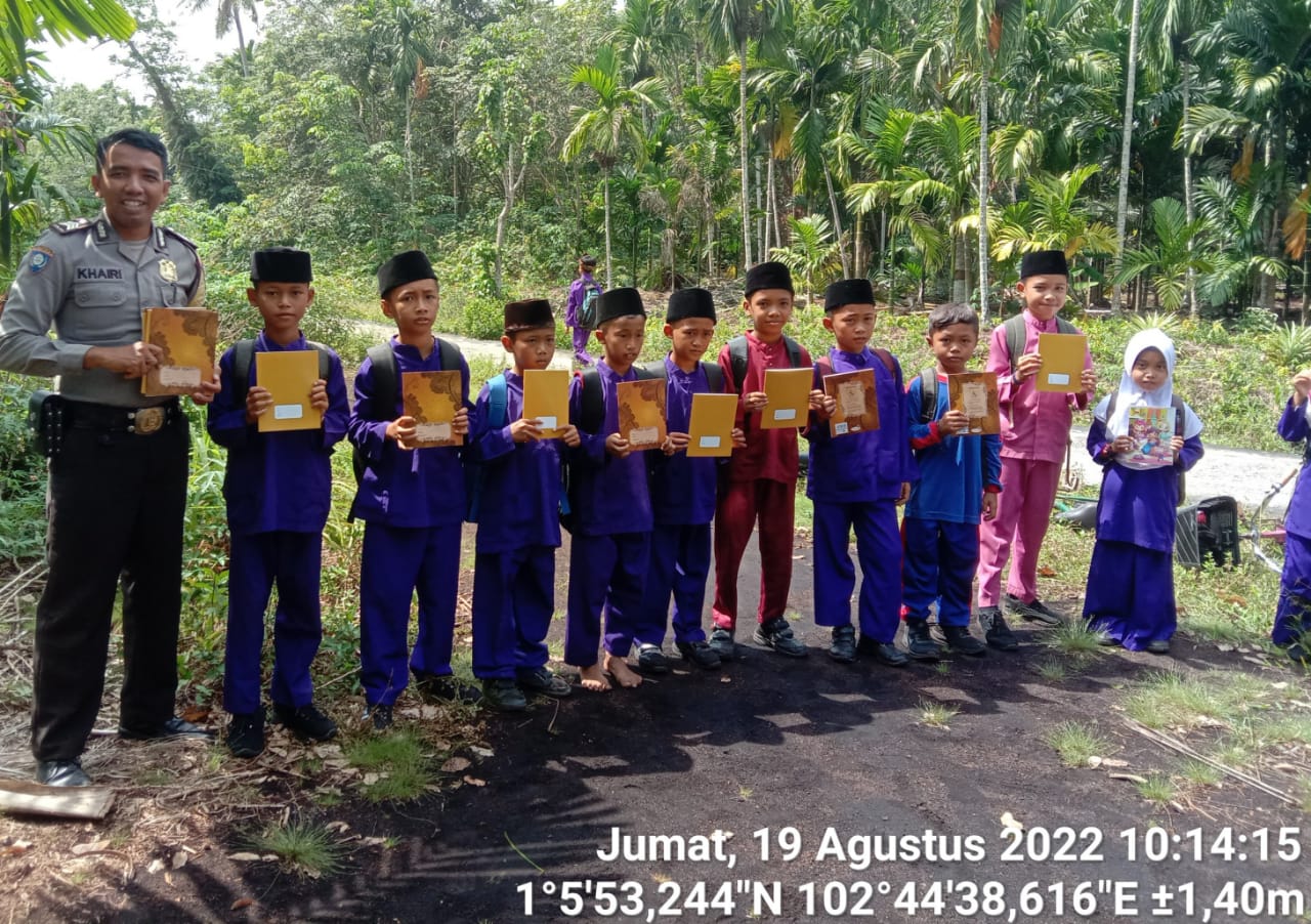 HUT RI ke-77, Bhabinkamtibmas Desa Sendaur Bagikan Buku Tulis pada Anak-anak
