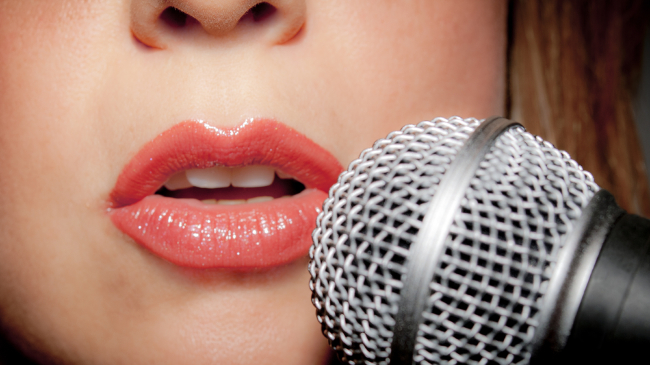 Tolak Perintah Bos Temani Pelanggan, Penyanyi Cantik Ini Dianiaya