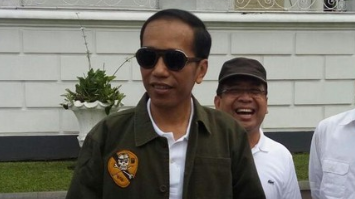 Momen Jokowi Bergaya Anak Muda: Berkacamata Hitam hingga Naik Motor