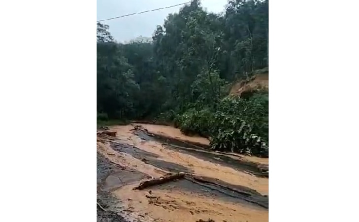 Tertimbun Longsor, Jalur Sumbar-Riau Lumpuh Total