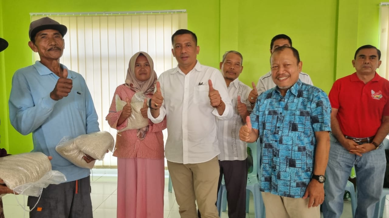 Bupati Adil Kembali Serahkan Bantuan Beras Untuk Warga Terdampak Banjir di Tebingtinggi Barat
