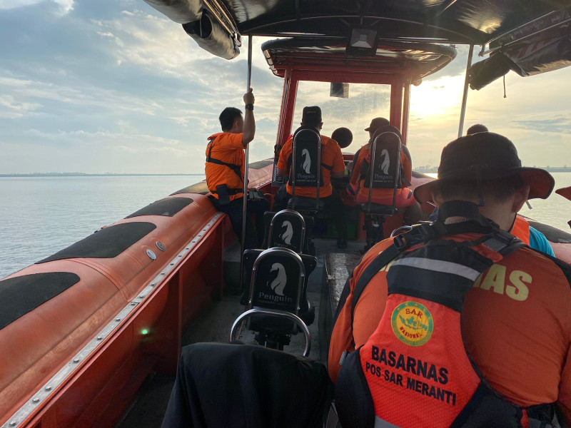 Lima Personil SAR Meranti Turun Langsung Evakuasi Musibah Kapal Tengelam Pulau Burung.