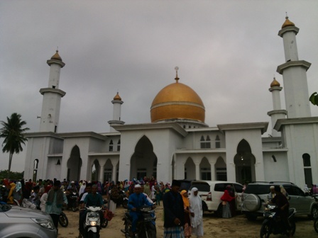 Ribuan Masyarakat Sedinginan Sekitarnya Shalat Id di Masjid Raya Darul Hidayah
