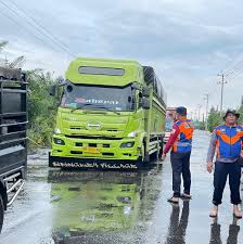 Banjir di Jalintim Km 83 Surut , Aktivitas Transportasi Makin Lancar, TNI-Polri Masih Siaga Beri Arahan