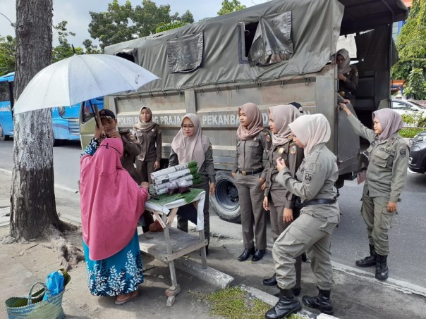 Praja Wanita Satpol-PP Kota Pekanbaru Tertibkan PKL