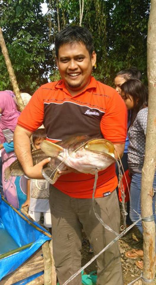 Besarnya Ikan di Sungai Subayang , Lihat Anggota DPRD Kampar Ini Menggendong Ikan