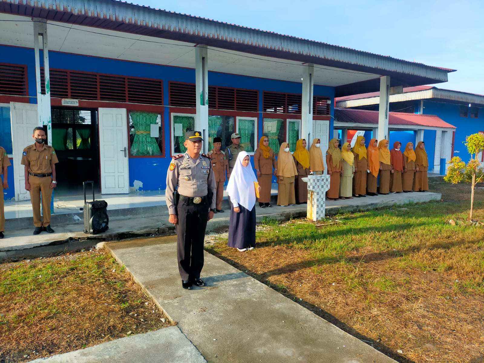 Jadi Inspektur Upacara, Kapolsek Aguslan Sampaikan Pesan Khusus Ini kepada Siswa SMPN 1 Merbau
