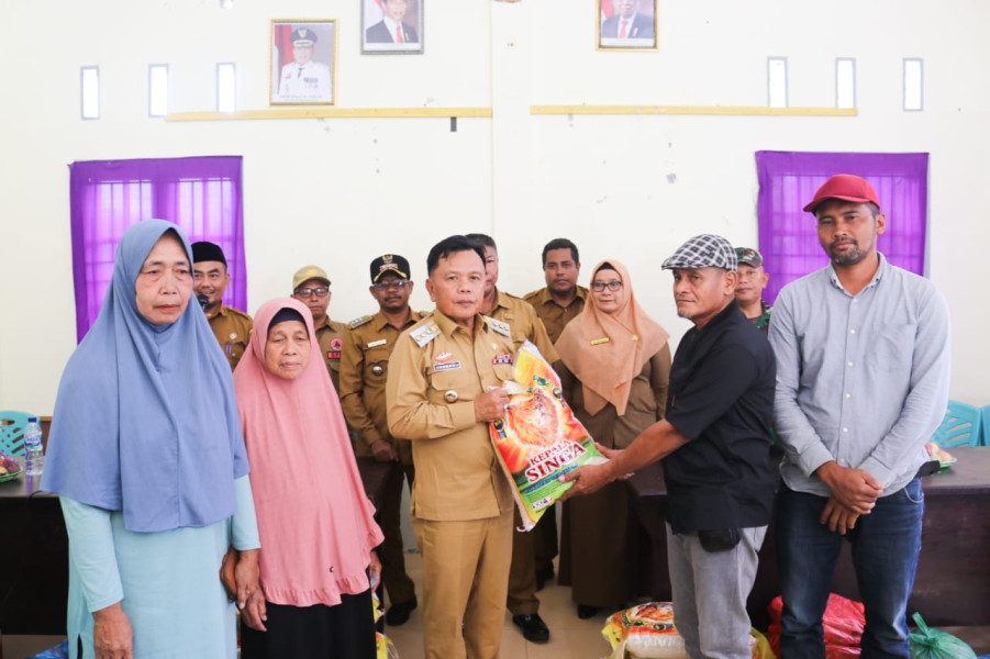 Pemkab Meranti Salurkan 165 Paket Sembako untuk Warga Terdampak Banjir di Alahair Timur